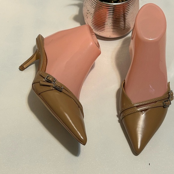 Elegant Tan Women's Pointed-Toe Shoes - Picture 2 of 9